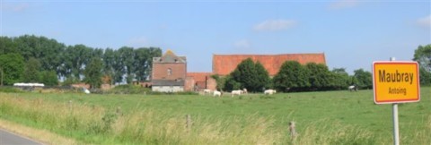 La Ferme de Bouchegnies vue depuis la rue de Bouchegnies, venant de Wasmes-A-B en direction du rond-point. La Ferme de Bouchegnies vue depuis la rue de Bouchegnies, venant de Wasmes-A-B en direction du rond-point.