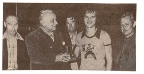 Remise de la coupe par R. LEROUX Remise de la coupe par R. LEROUX