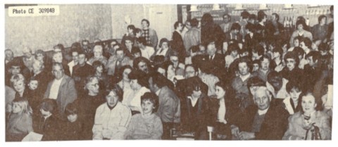 L’assistance à la projection du film sur le « maugré » L’assistance à la projection du film sur le « maugré »