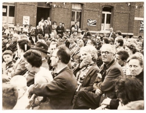 21/07/63 – L’assistance sur la place. 21/07/63 – L’assistance sur la place.